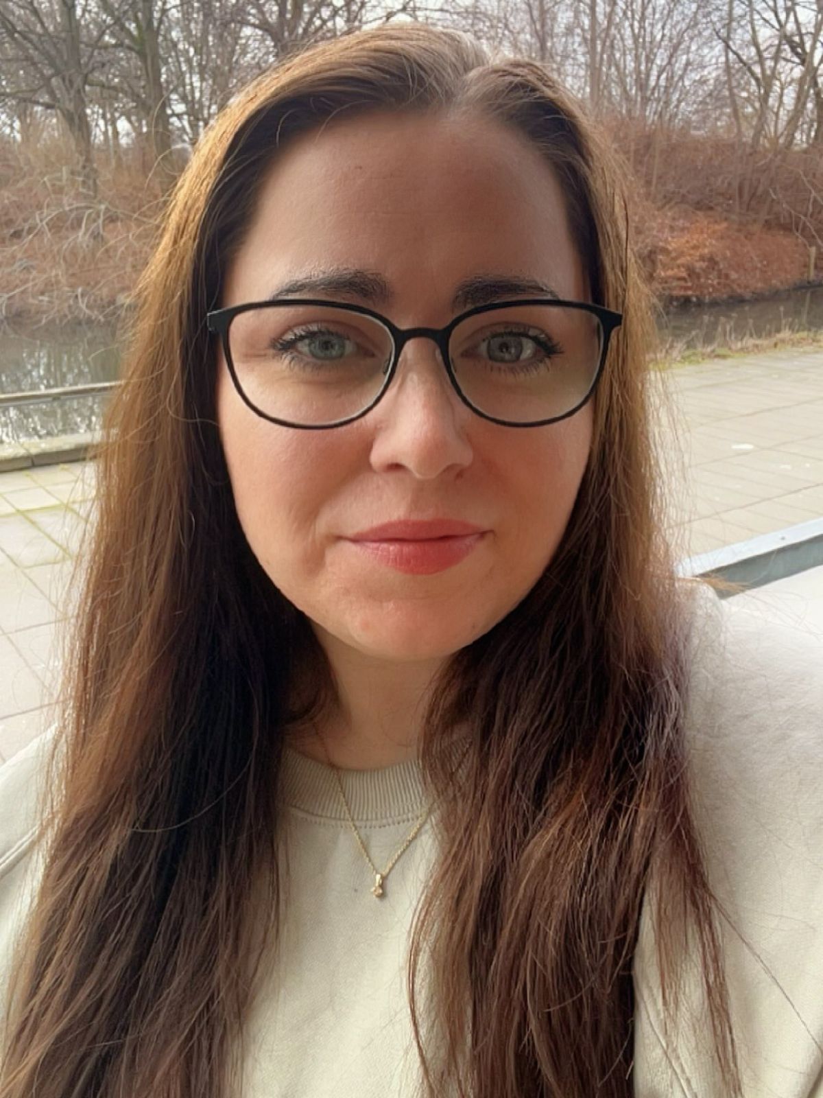Anina arbejder med kundeservice hos AD Client for webshops