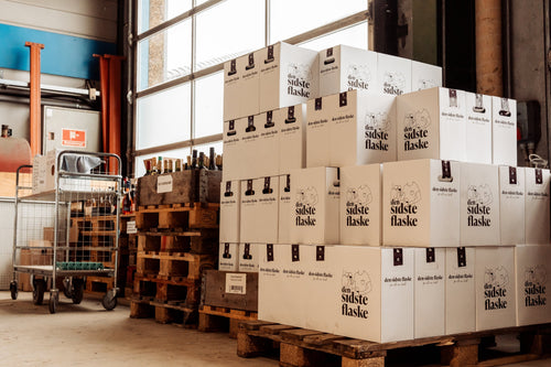 Den Sidste Flaske kasser klar i lageret